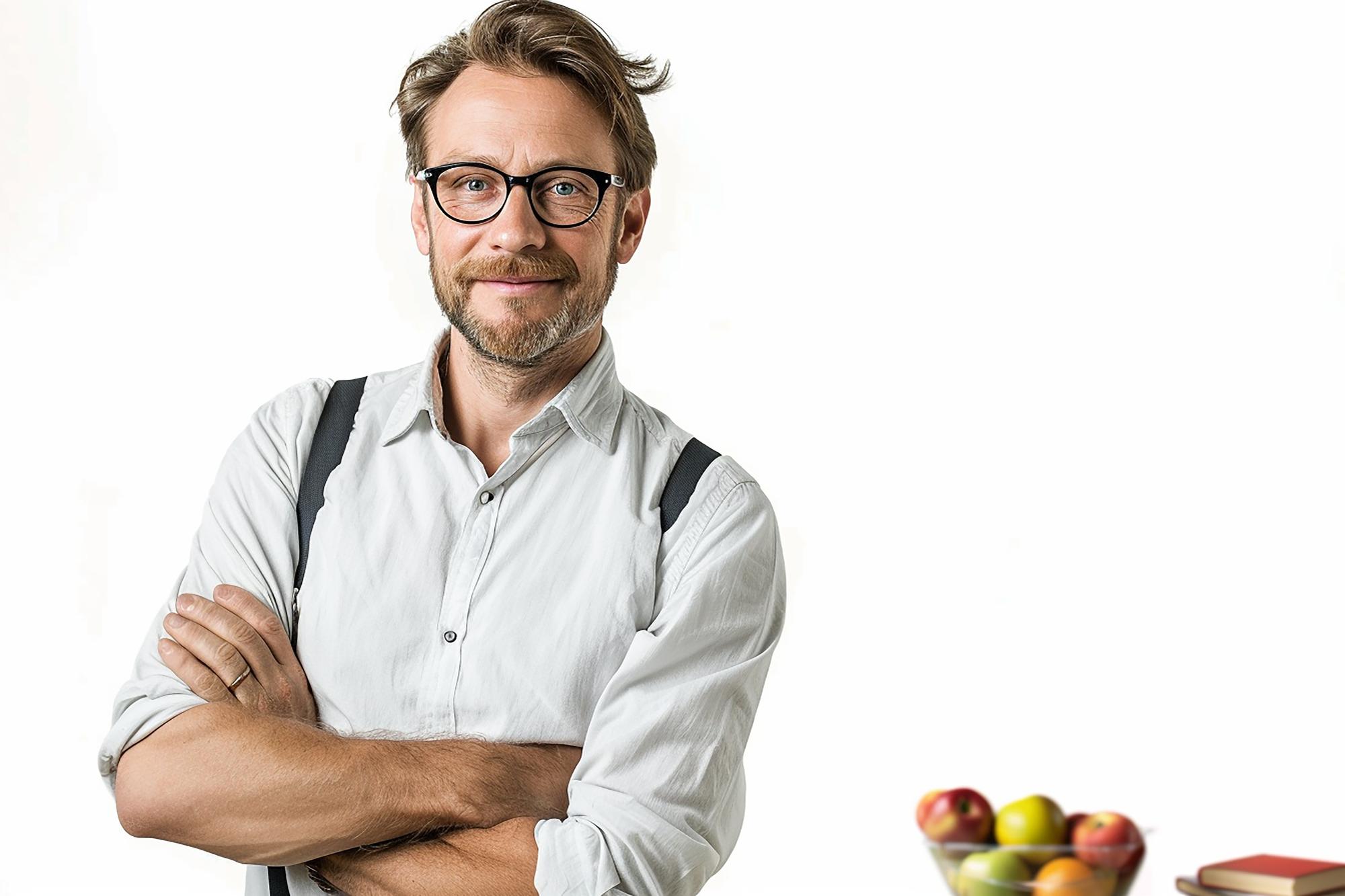 Istruttore in cucina che sorride verso la telecamera